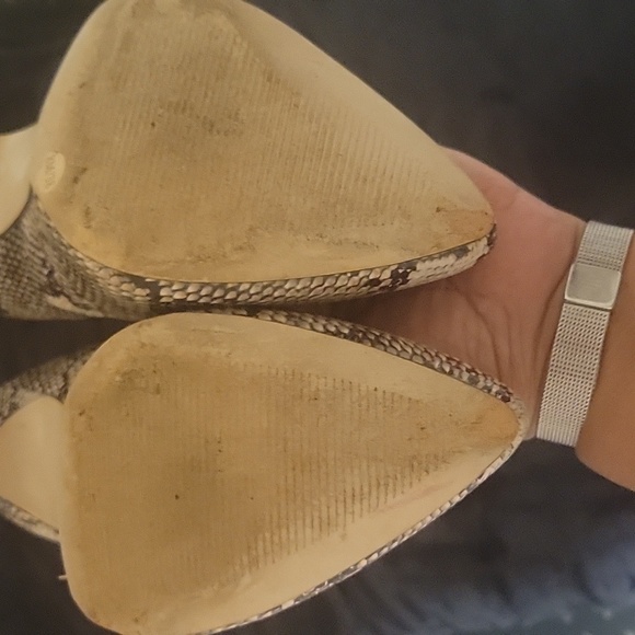 Arturo Chiang crema & black shiny python heels - Picture 3 of 3